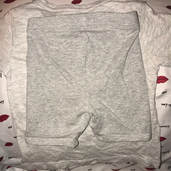 Girls 2T gray bundle shirt & shorts 🦄  & glitter - Picture 5 of 7